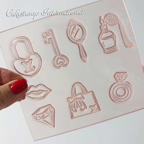 תבנית מוצרים לאישה - מנעול, טבעת, מראה, בושם, מפתח, תיק לואי ויטון, שפתיים