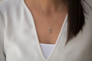 שרשרת תליון זהב צהוב 14 קראט משובץ אמרלד ויהלומים