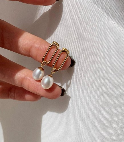 עגילי איימי פנינה קצר זהב