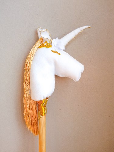 חד קרן על מקל לבן וזהב