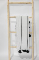 שמיכת פונפונים שחור לבן