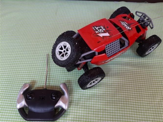 מכונית שטח אדומה עם שלט