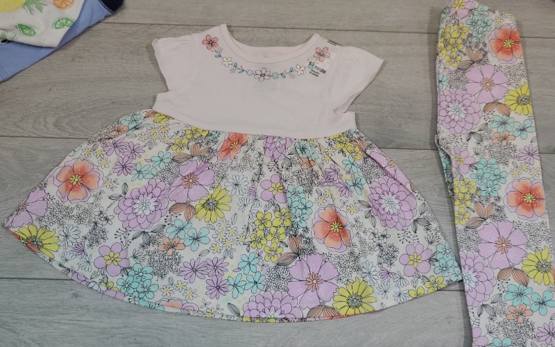 שמלה ומכנסי ליקרה לבן ופרחוני