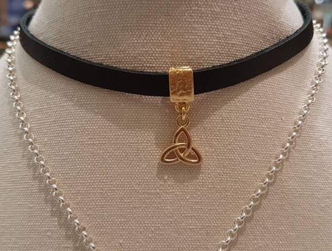 שרשרת קולר עור שחור וטריקווטרה