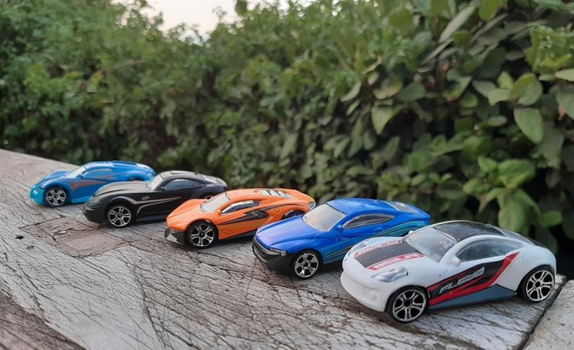מכוניות מירוץ, 5 מכוניות מתכת קטנות בדגמים שונים מבית פאסט ליין