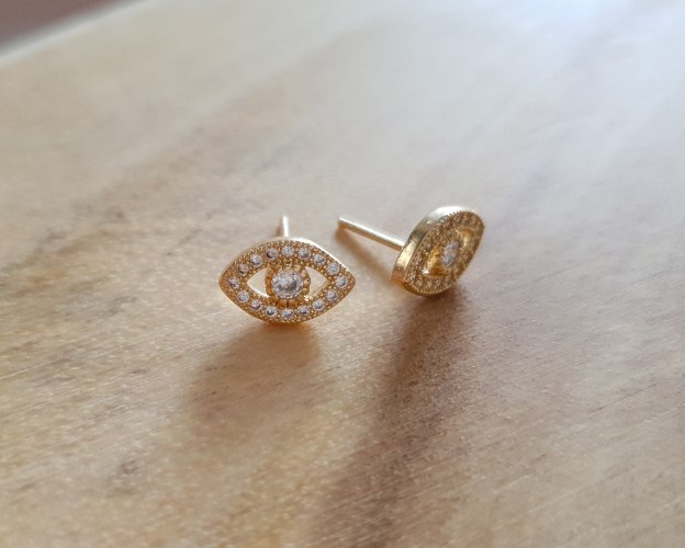 עגילי עין זהב משובץ