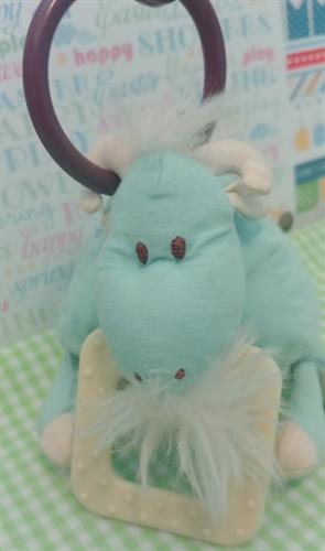 צעצוע תינוקות של תיש רך מתוק ומעוצב.