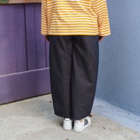 מכנסיים מדגם מיכאלה בצבע כחול כהה עם דוגמה ארוגה של ריבועים קטנים בצבע צהוב ואדום