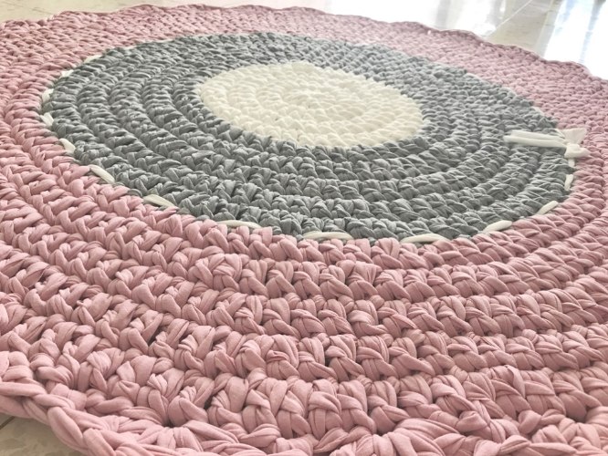 שטיח סרוג, שטיח סרוג בגוונים של ורוד עתיק, ורוד מעושן, שטיח ורוד מעושן, שטיח לחדר של ילדה , שטיחים סרוגים בעבודת יד, שטיח מטריקו, סריגה בחוטי טריקו, ריבי עיצובים סרוגים, שטיח סרוג עגול