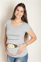 חולצת הריון קוקובו שרוול קצר - החולצה שתגדל עם ההריון שלך. החולצה עשויה מבד לייקרה איכותי עם הדפס מקסים והומוריסטי של תינוק מציץ מתוך רוכסן