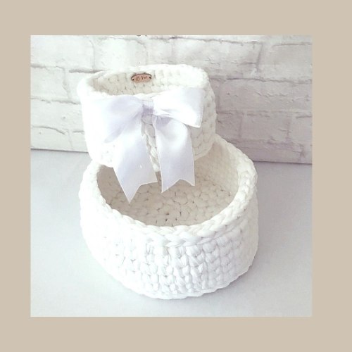 סט של שתי סלסלות סרוגות לשידת החתלה, מתנה ליולדת ולחדר הילדים