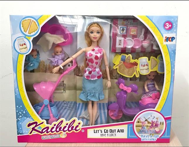 בובת ברבי עם ארון בגדים ואביזרים