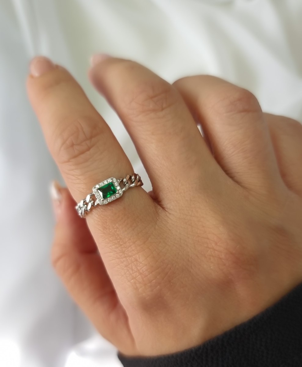 טבעת גורמט עם זרקון ירוק ומסגרת זרקונים לבנים
