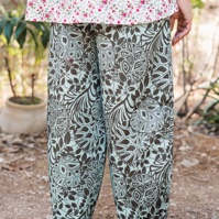 מכנסיים מדגם מיכאלה עם הדפס על רקע ירקרק - זוג אחרון במלאי במידה 16