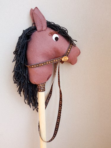 סוס על מקל בצבע חום