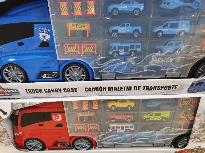 משאית עם מכוניות קטנות