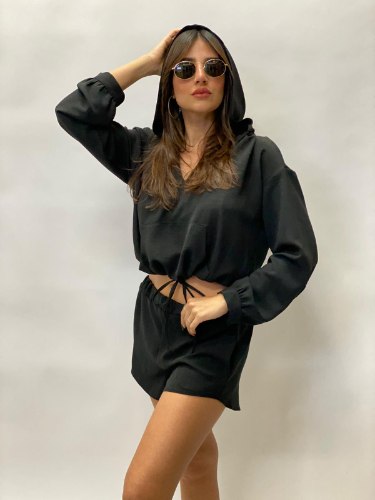 חליפת שורט וקאפוצ׳ון