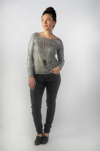 חולצה קלאסית ישרה עם דגש במותן בעלת מחשוף סירה.