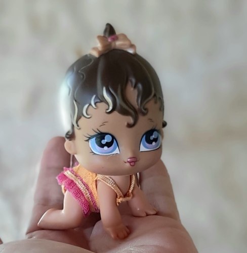 בייבי בראץ בגודל כף עם שיער שחור