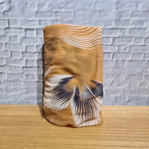 צעיף איטלקי חום בהיר ופרחים שחור לבן