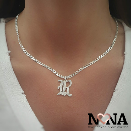 שרשרת צ'וקר ואות גותית משובצת דגם LAA106