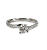 טבעת יהלומים עם טוויסט אופנתי בזהב 14 קאראט