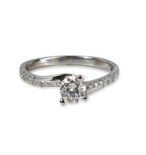 טבעת יהלומים עם טוויסט אופנתי בזהב 14 קאראט