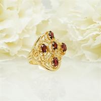 טבעת זהב מרשימה עם אבני גרנט בחיתוך אובלי