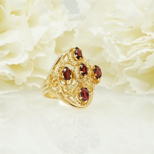 טבעת זהב מרשימה עם אבני גרנט בחיתוך אובלי