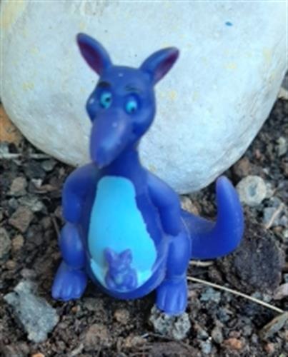 צעצוע קנגורו פלסטיק קטן עם גור בכיס