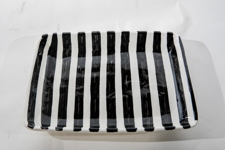 מגש שחור לבן פסים