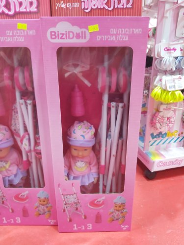 עגלה עם בובה ואביזרים