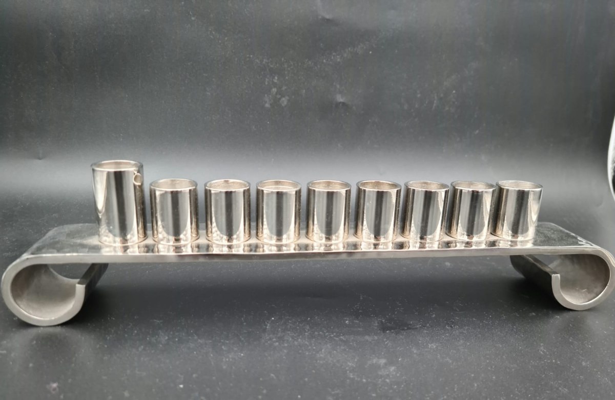 חנוכיית אלומיניום איכותית דגם כסוף עמוק