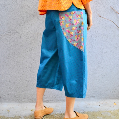 מכנסיים באורך 3/4 מדגם גלי בצבע טורקיז עם נקודות בצבע פוקסיה