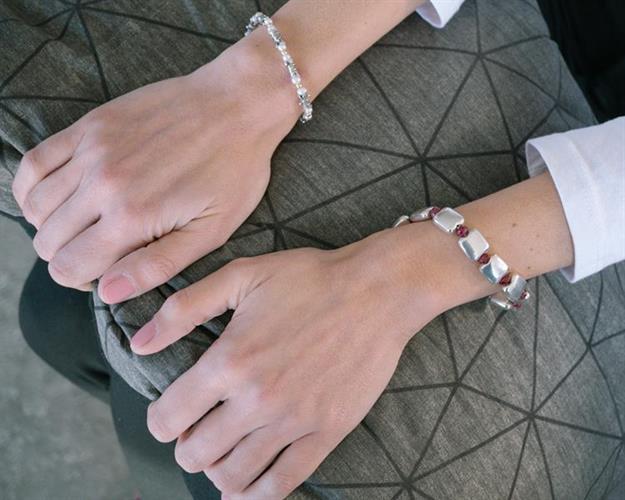 B-15  צמיד כסף עם אלמנטים ריבועיים בשילוב אבני גרנט