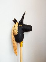 חד קרן על מקל שחור וזהב