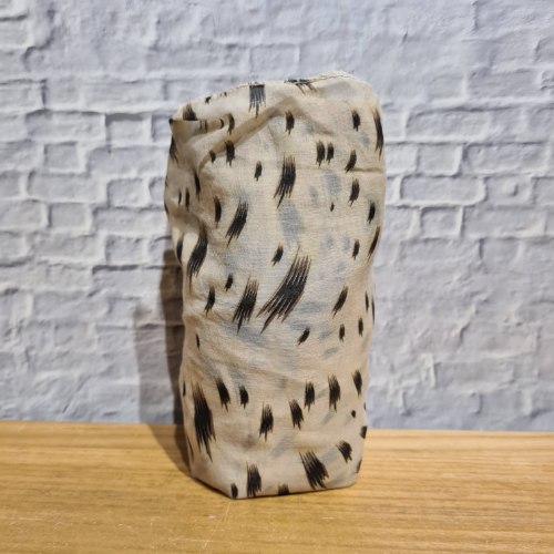 צעיף איטלקי שמנת ודוגמא שחורה