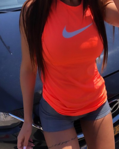 גופיית NIKE נשים צבע אפרסק