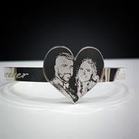 צמיד לב קשיח עם חריטת תמונה ומשפט