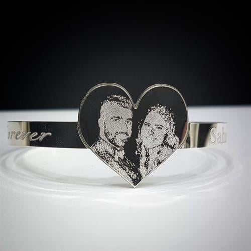 צמיד לב קשיח עם חריטת תמונה ומשפט