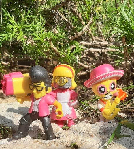 3 דמויות מענינות , גבר עם משגר, אישה רובוט עם פאי וחייזר מקסיקני מאוהב, המחיר לשלושתם