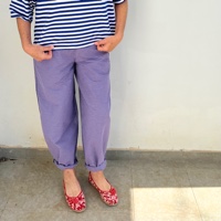 מכנסיים מדגם נור עם דוגמה של משבצות קטנטנות בסגול וכחול כהה