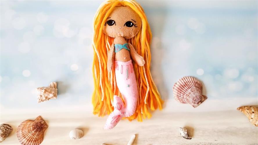 בובת בת ים עם סנפיר ורוד בהיר ושיער צהוב וכתום