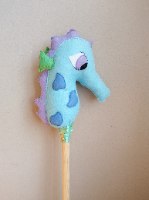 סוסון ים על מקל בצבע תכלת *סוג ב'*