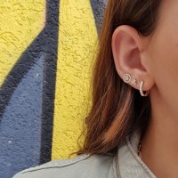 עגילי חישוק יהלומים │ עגילי חישוקים משובצים יהלומים │ עגילי חישוק לאישה