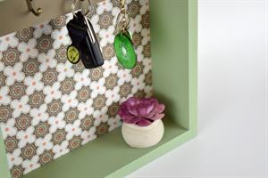 מתלה מפתחות בכניסה לבית מורן