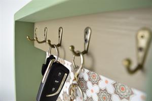 מתלה מפתחות בכניסה לבית מורן