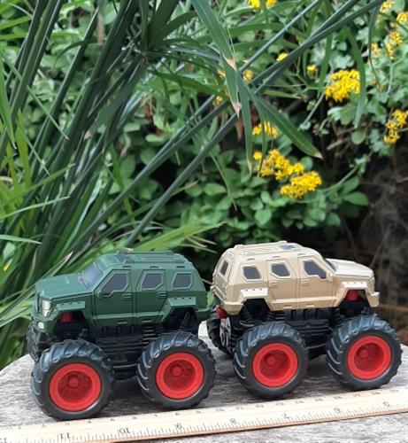 זוג מכוניות מונסטר טראק מפלסטיק, נדרכות ע"י חיכוך על משטח, לא מצאתי מותג אך עמדו במבחן היד שניה :)