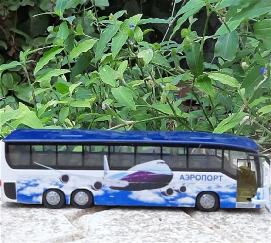 אוטובוס שדה תעופה, עם דלת נפתחת ומקום לסוללות, כנראה מאיר ומשמיע צלילים. לא בדקתי. כ 20 ס"מ אורך