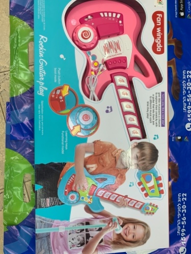 גיטרה עם סטנד מיקרופון